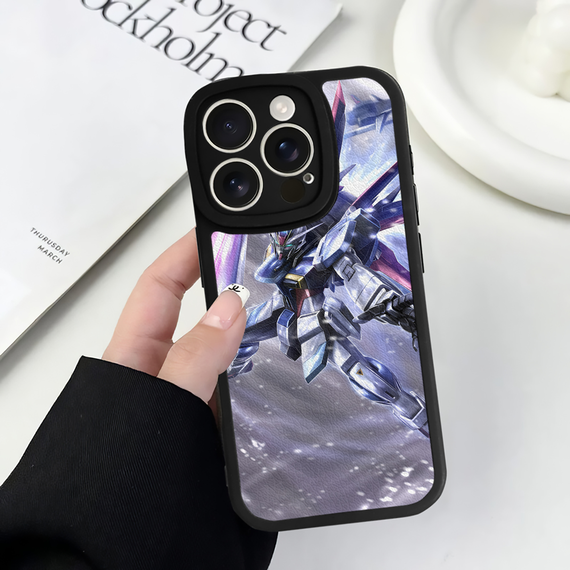 （画像用） 機動戦士ガンダム Mobile Suit Gundam 【iPhone 16シリーズ対応】シリコンスマホケース（レザー調） 材質：シリコン